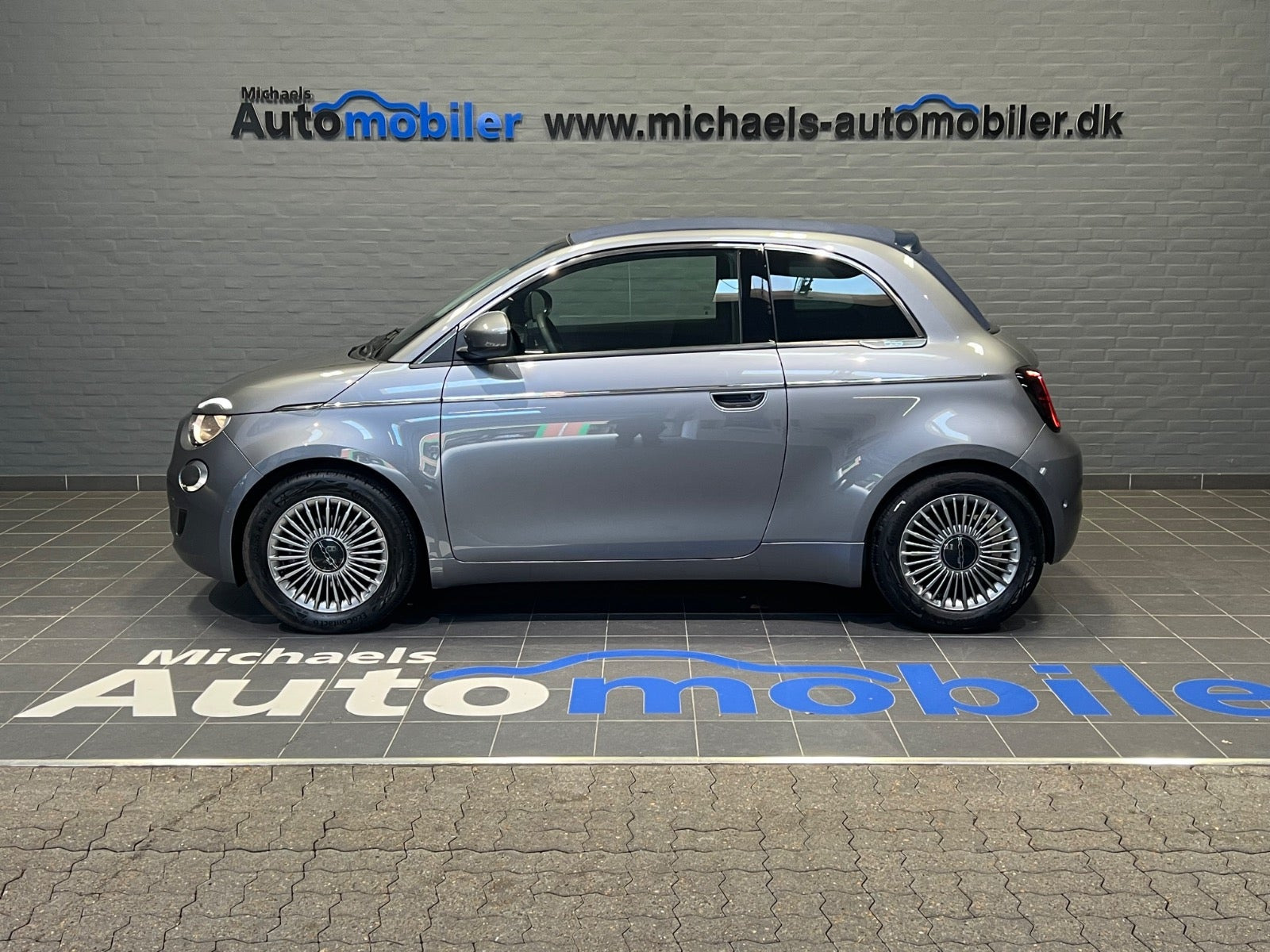 Grå Fiat 500e fra 2023