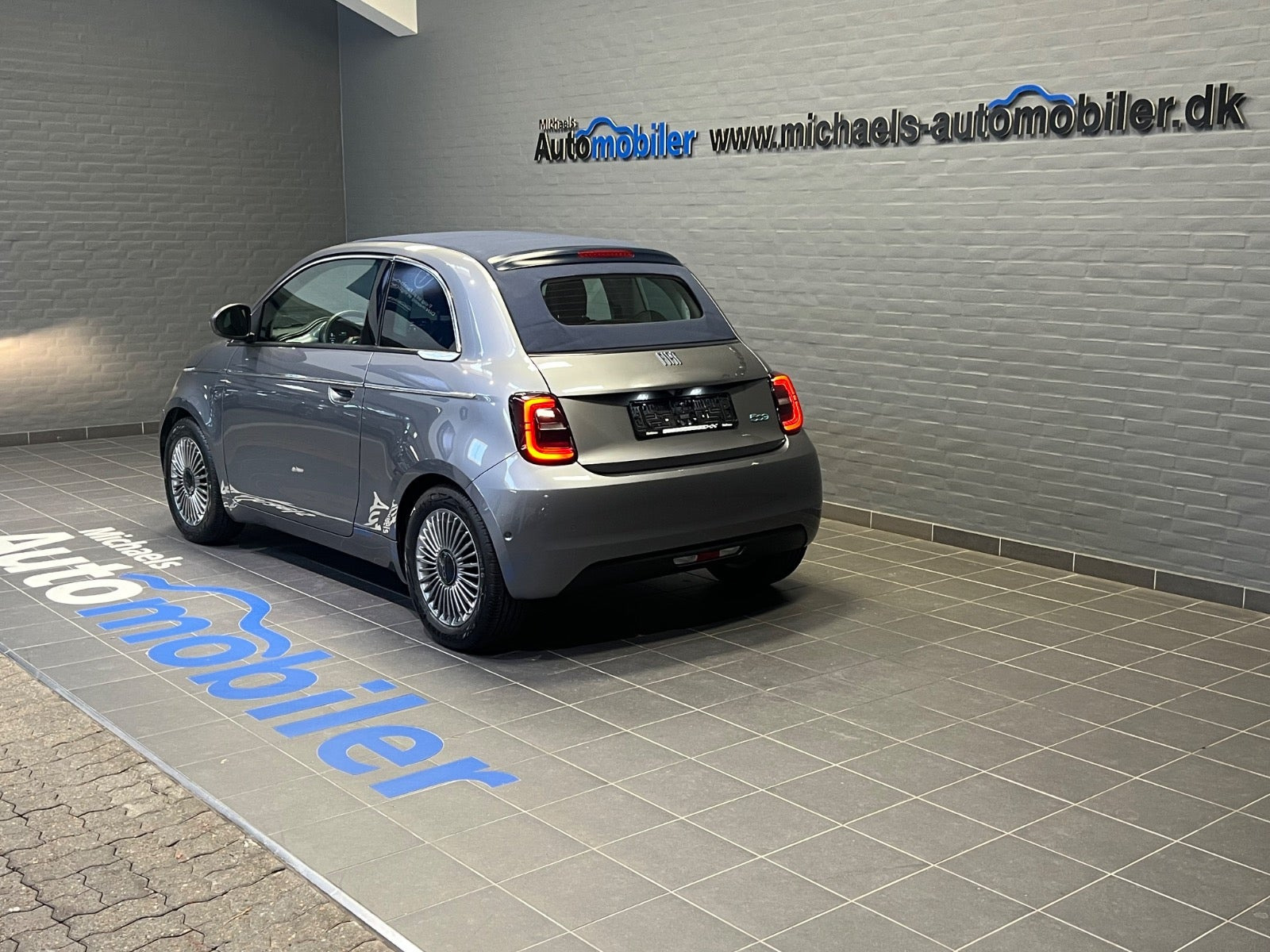 Grå Fiat 500e fra 2023