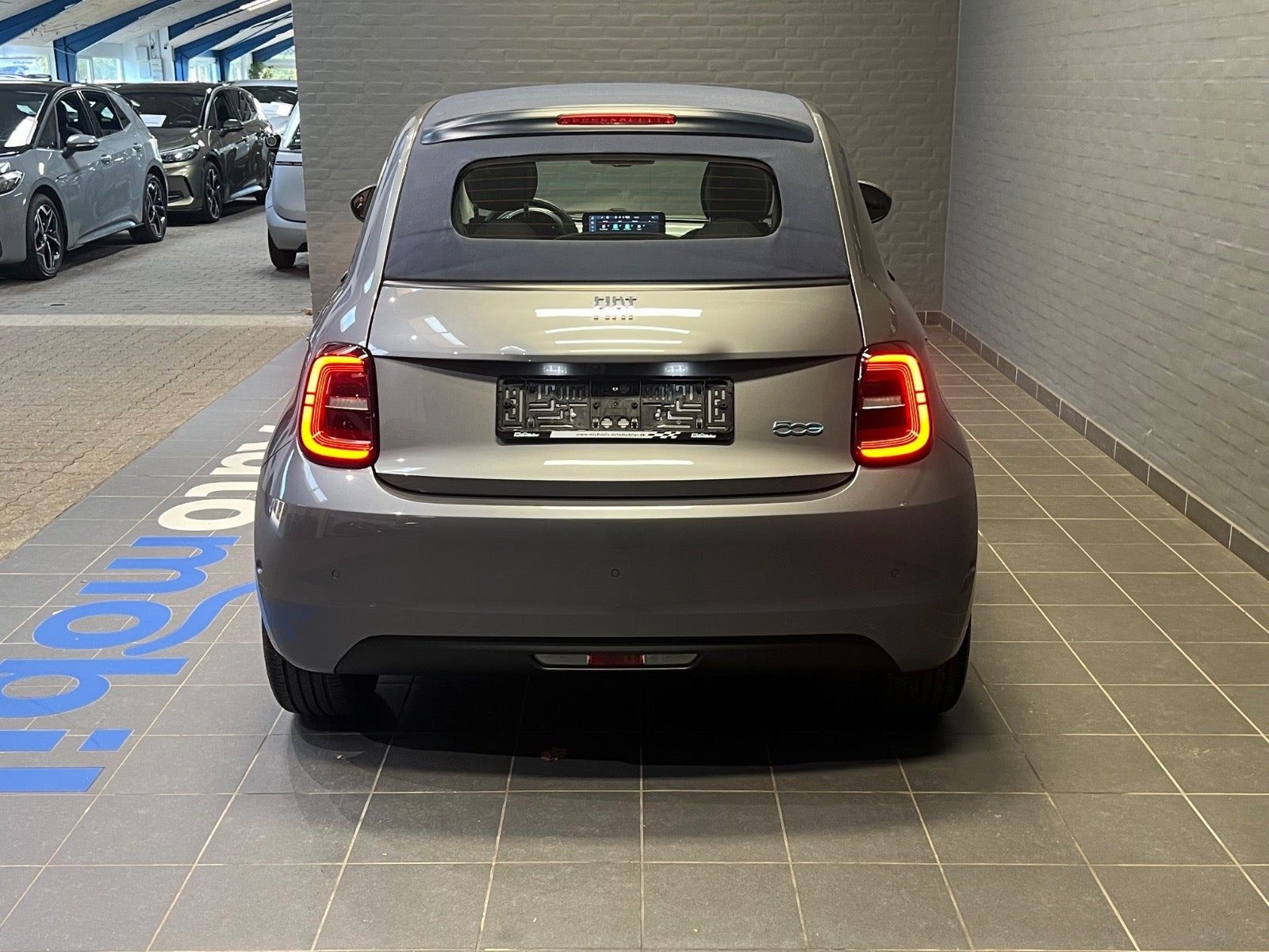 Grå Fiat 500e fra 2023