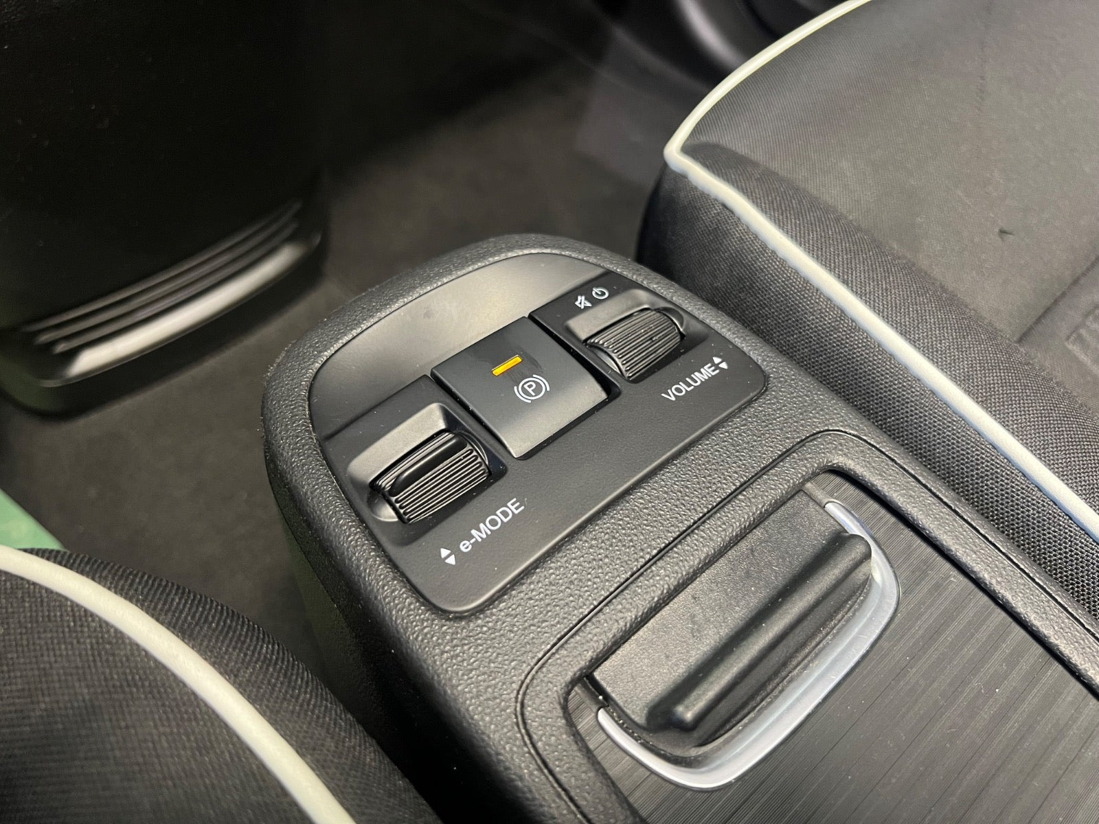 Grå Fiat 500e fra 2023