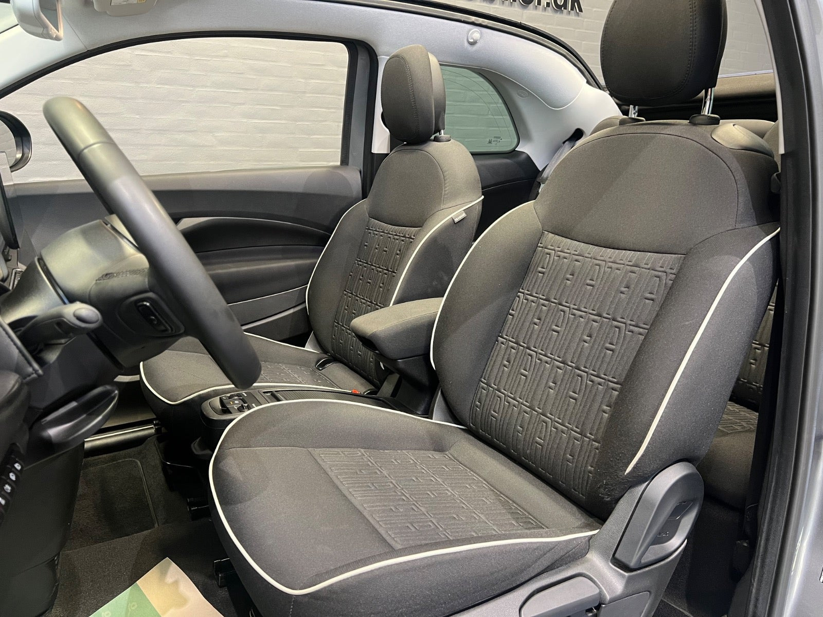 Grå Fiat 500e fra 2023