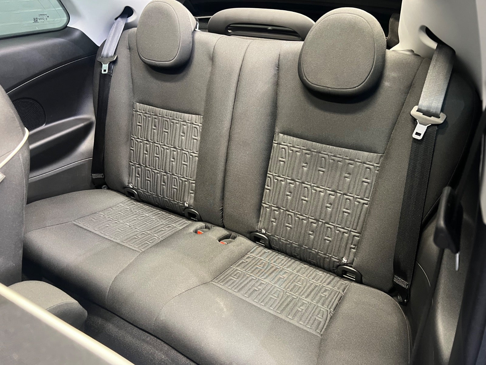 Grå Fiat 500e fra 2023