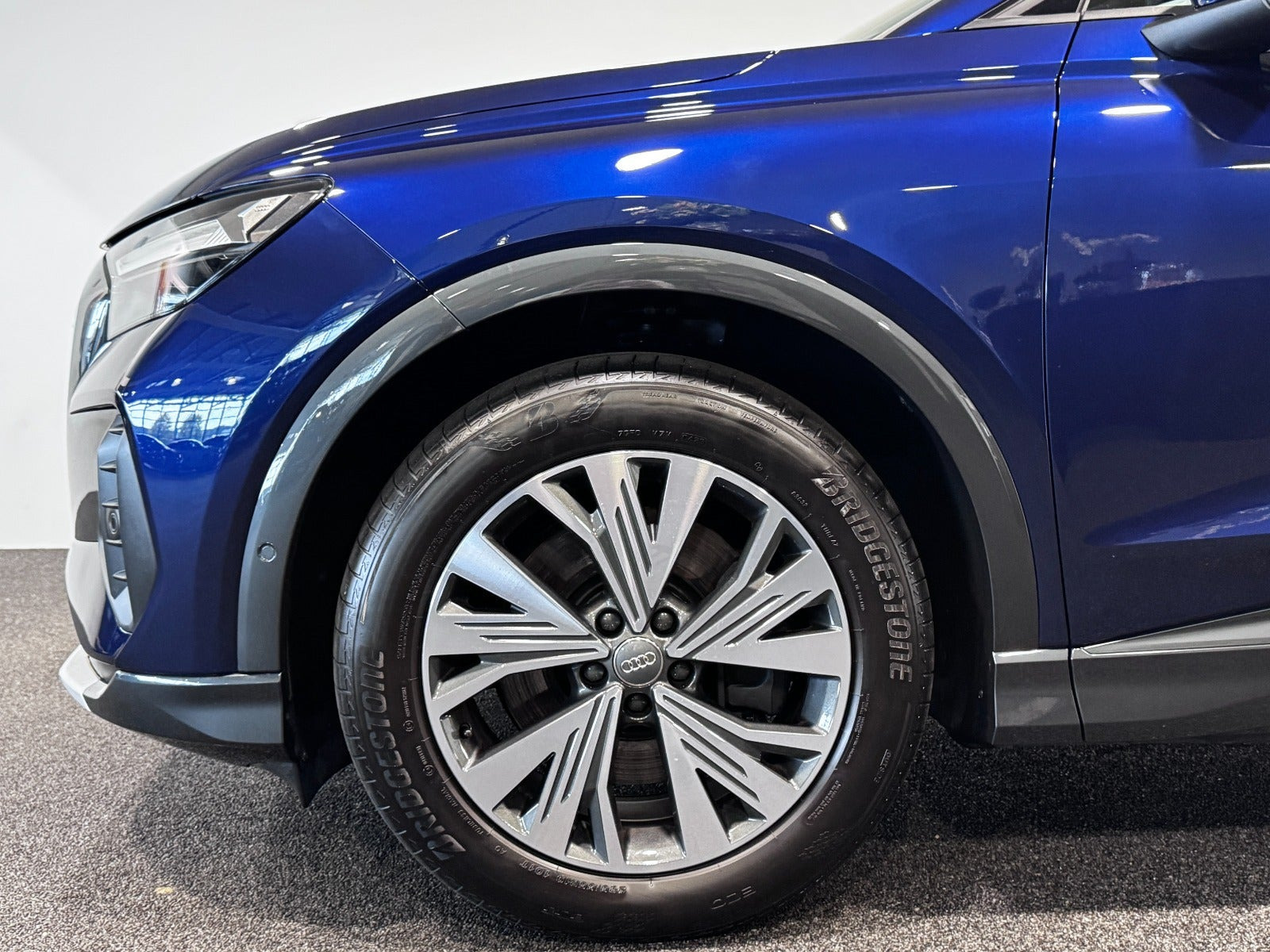 Blå Audi Q4 e-tron fra 2023