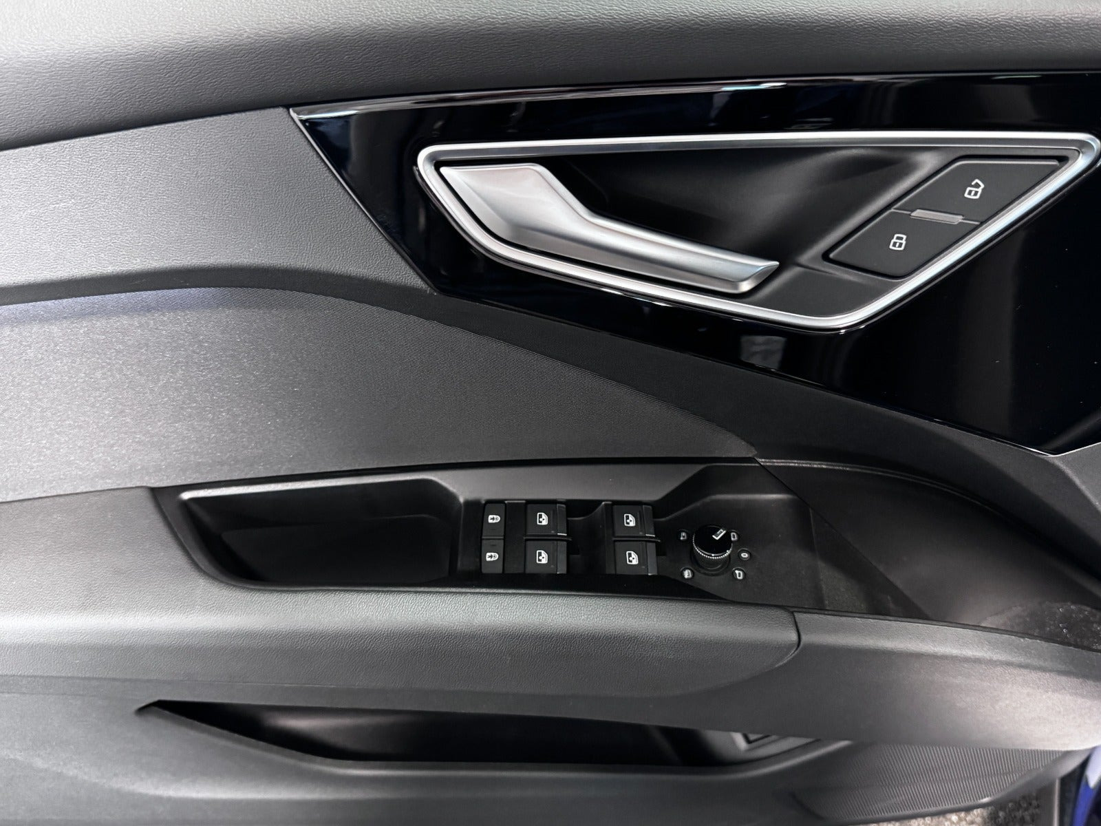 Blå Audi Q4 e-tron fra 2023