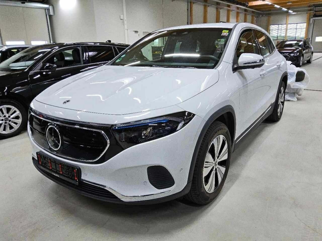 Hvid Mercedes EQA250+ fra 2024