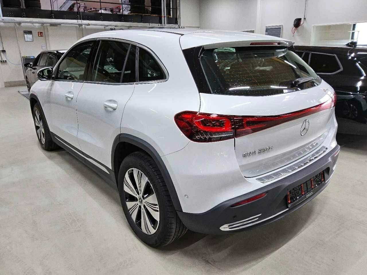 Hvid Mercedes EQA250+ fra 2024