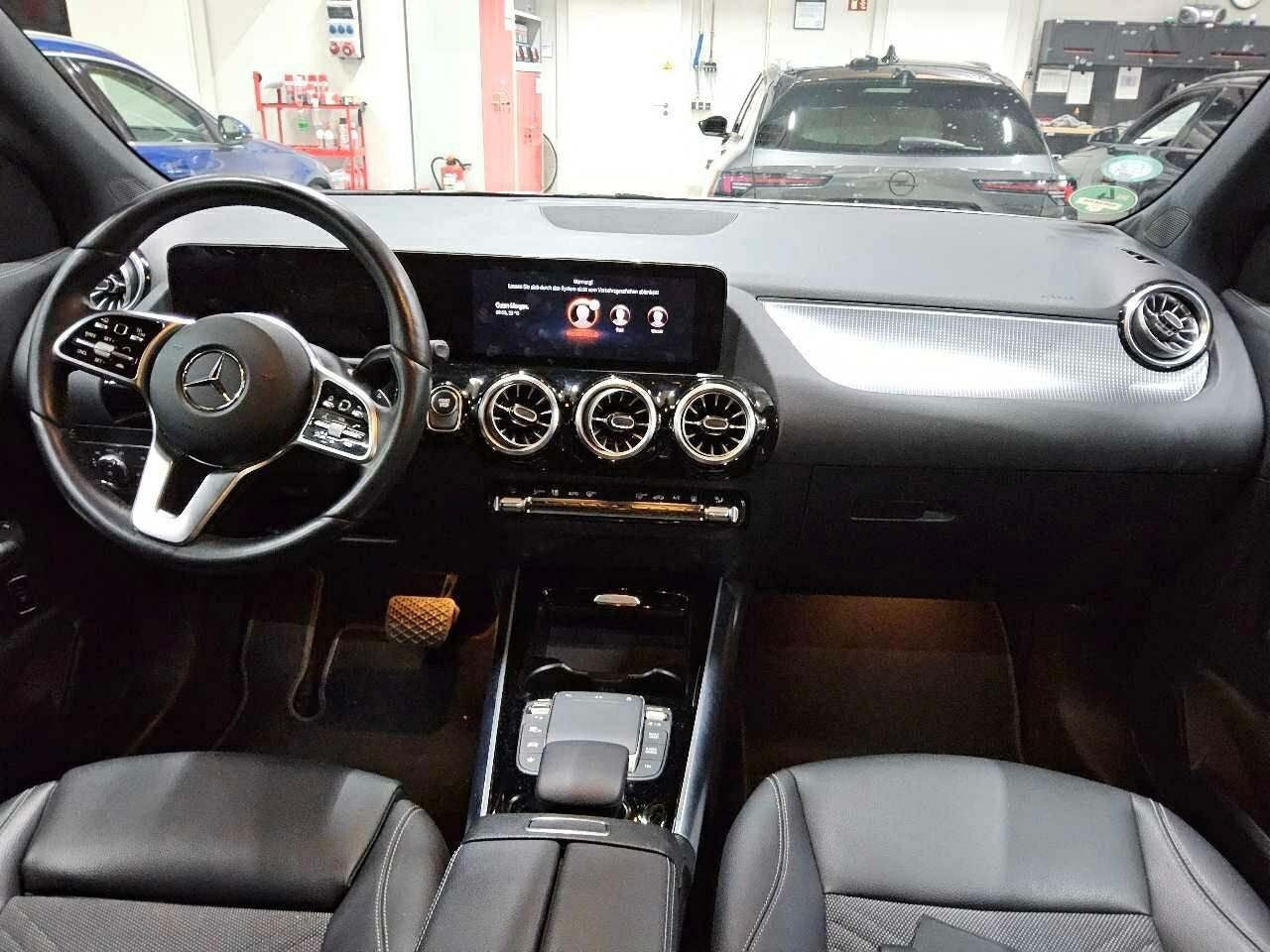 Hvid Mercedes EQA250+ fra 2024