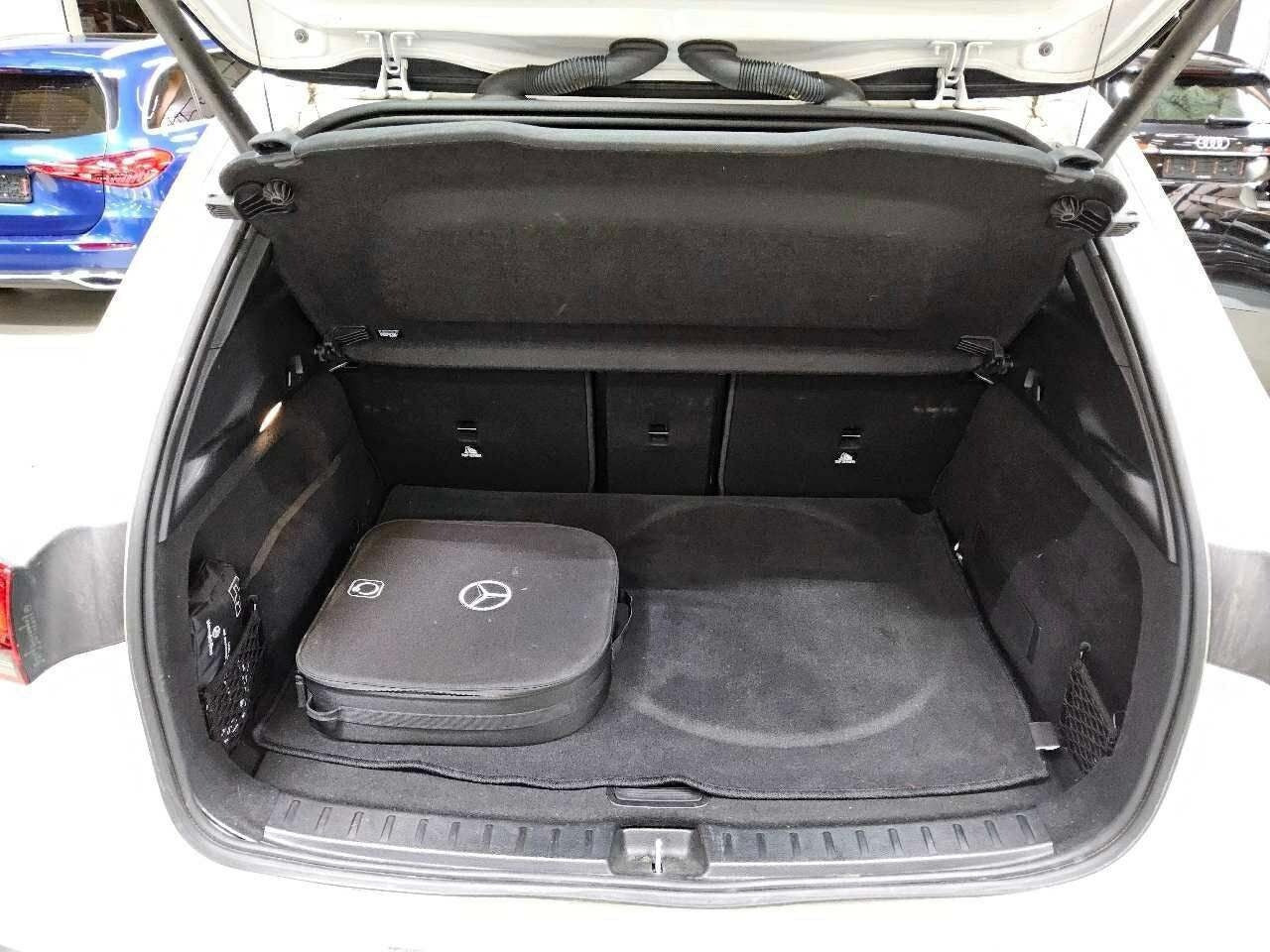 Hvid Mercedes EQA250+ fra 2024