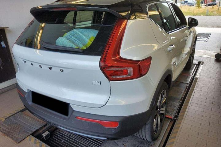 Hvid Volvo XC40 fra 2023