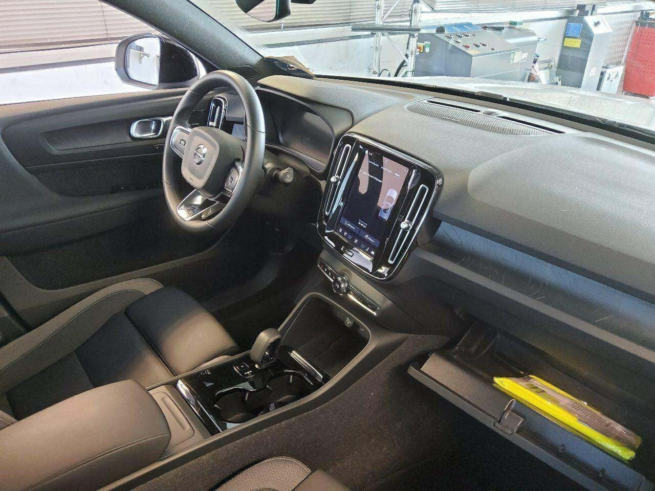 Hvid Volvo XC40 fra 2023