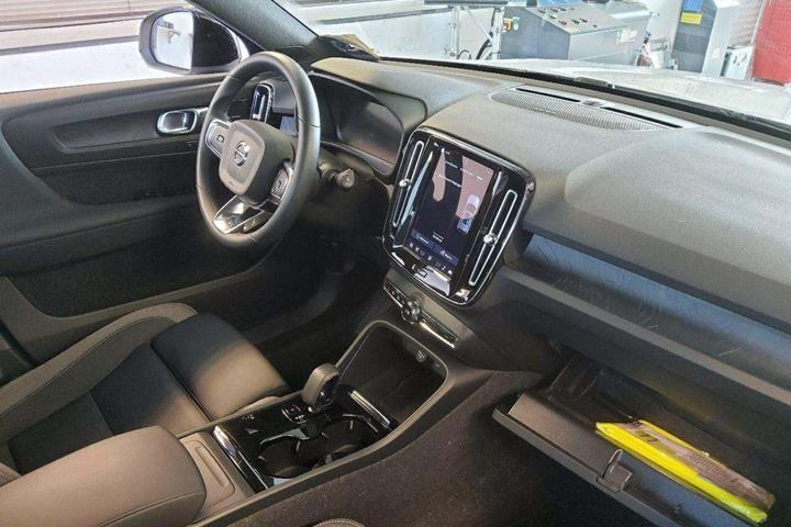 Hvid Volvo XC40 fra 2023