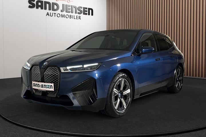 Blå BMW iX fra 2024