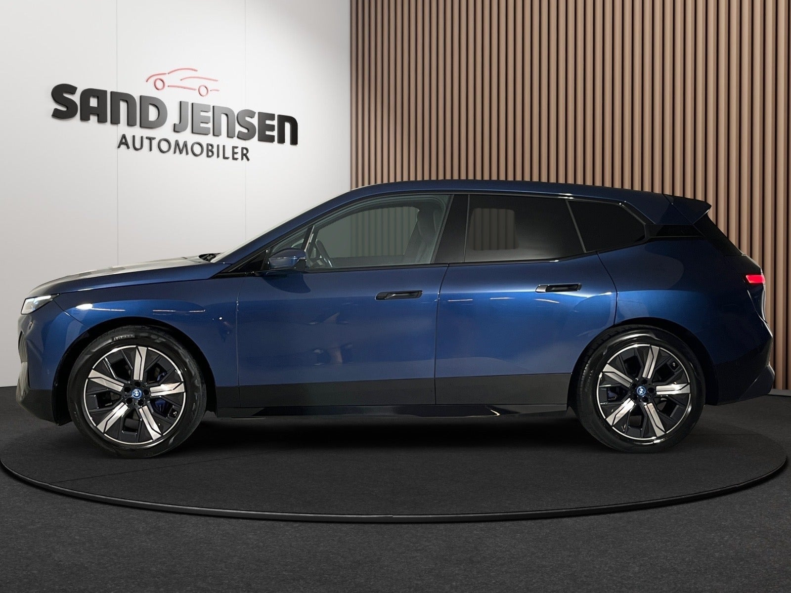 Blå BMW iX fra 2024