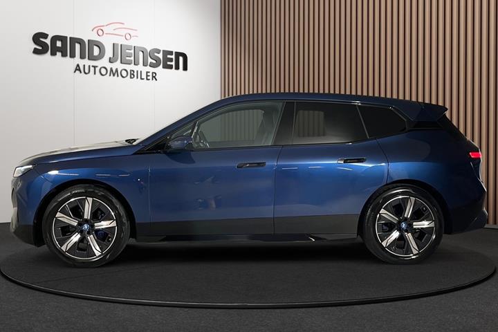 Blå BMW iX fra 2024