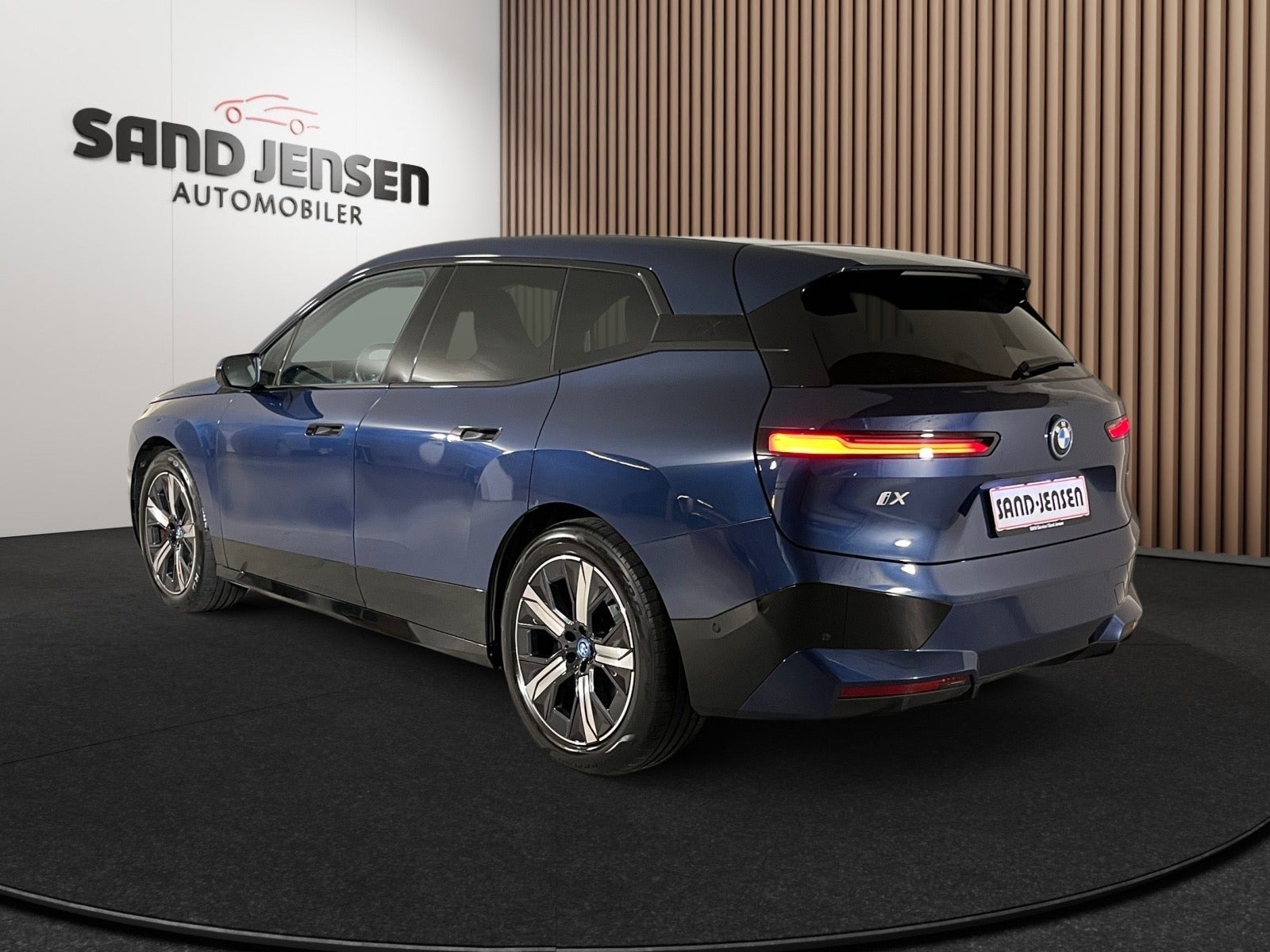 Blå BMW iX fra 2024
