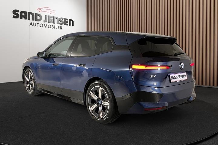 Blå BMW iX fra 2024