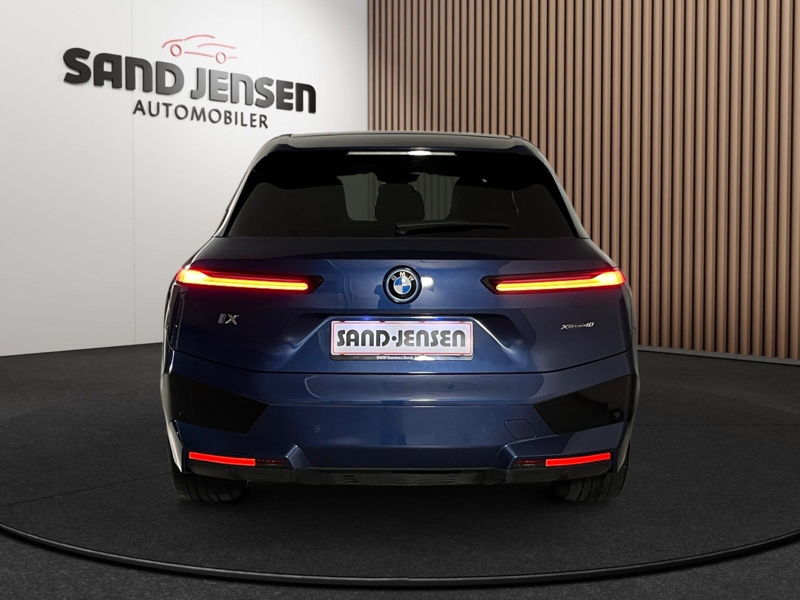 Blå BMW iX fra 2024
