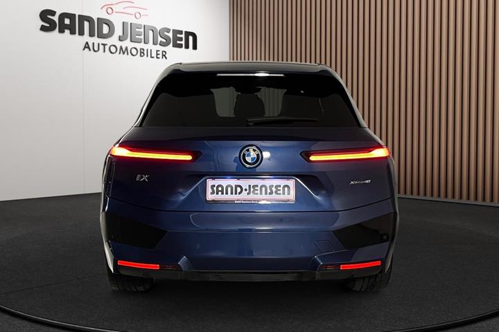 Blå BMW iX fra 2024