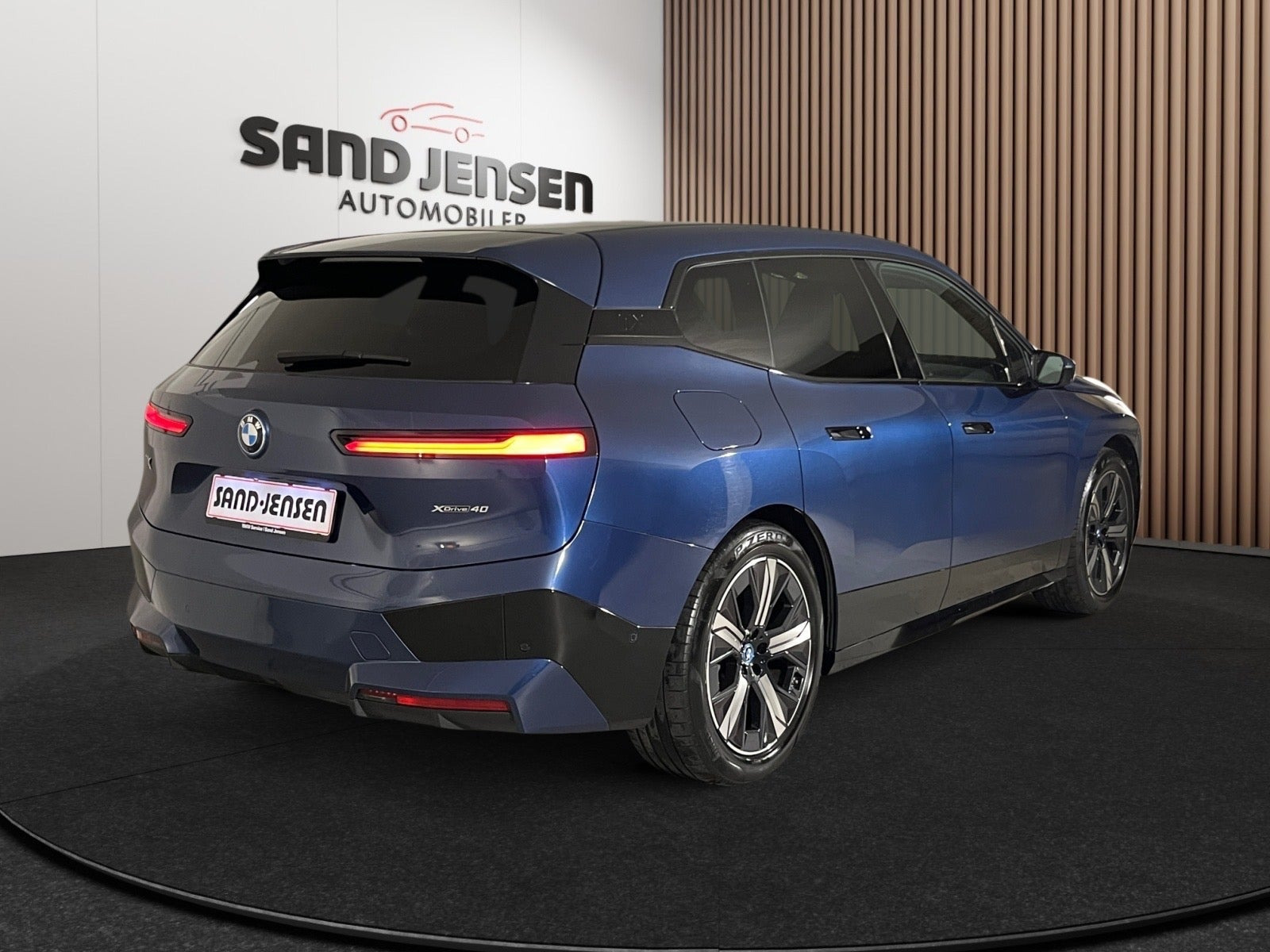 Blå BMW iX fra 2024