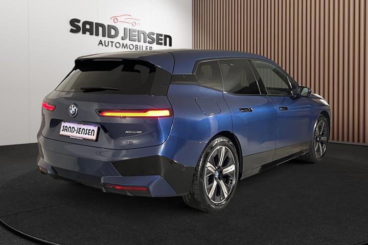 Blå BMW iX fra 2024