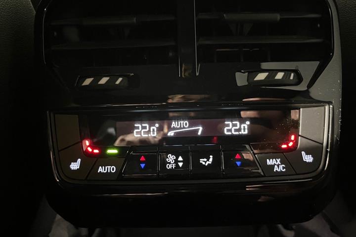 Blå BMW iX fra 2024