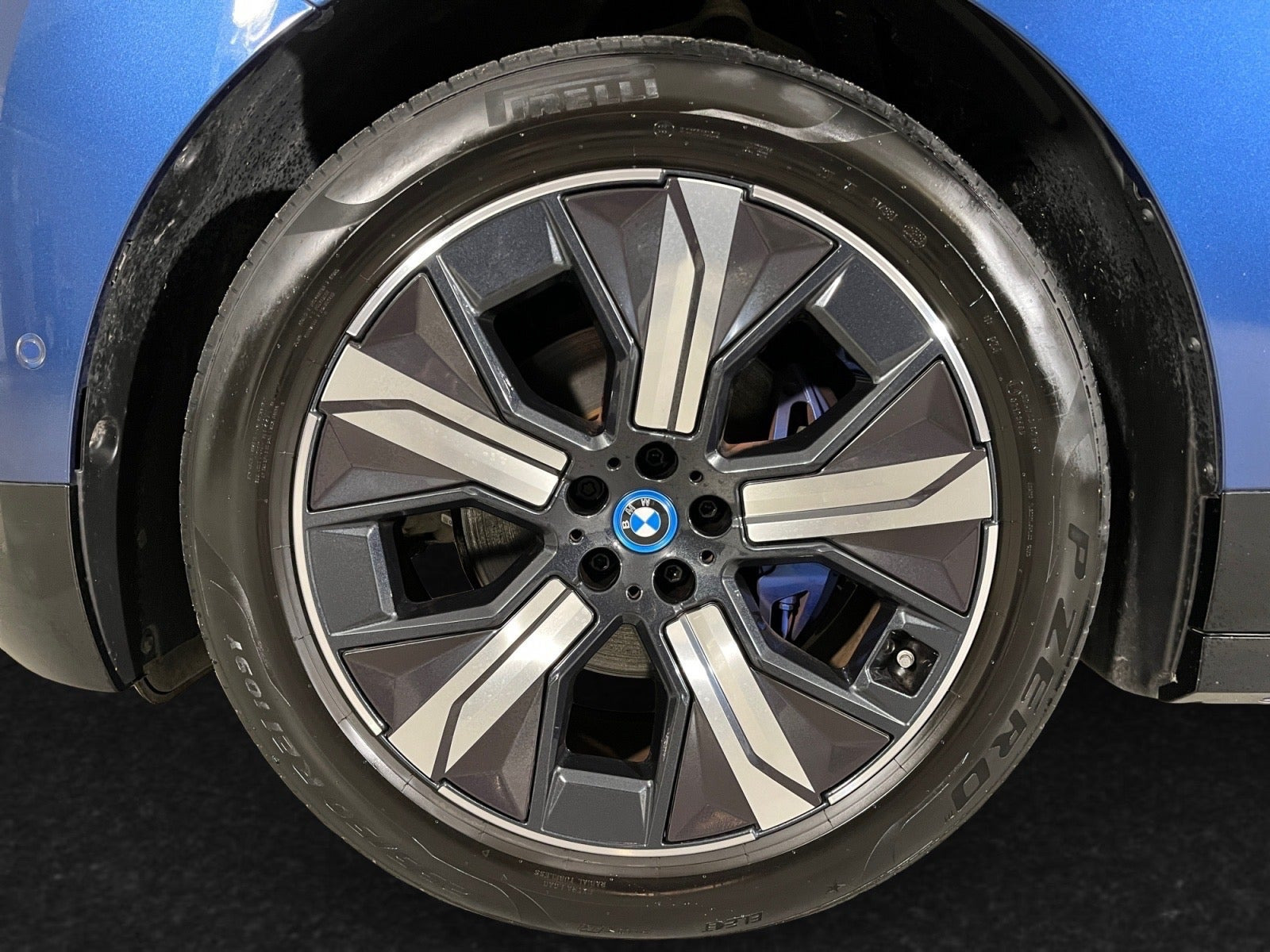 Blå BMW iX fra 2024