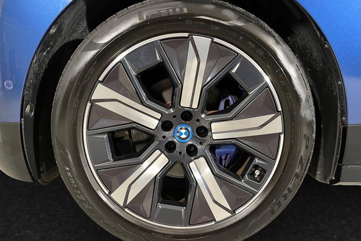 Blå BMW iX fra 2024