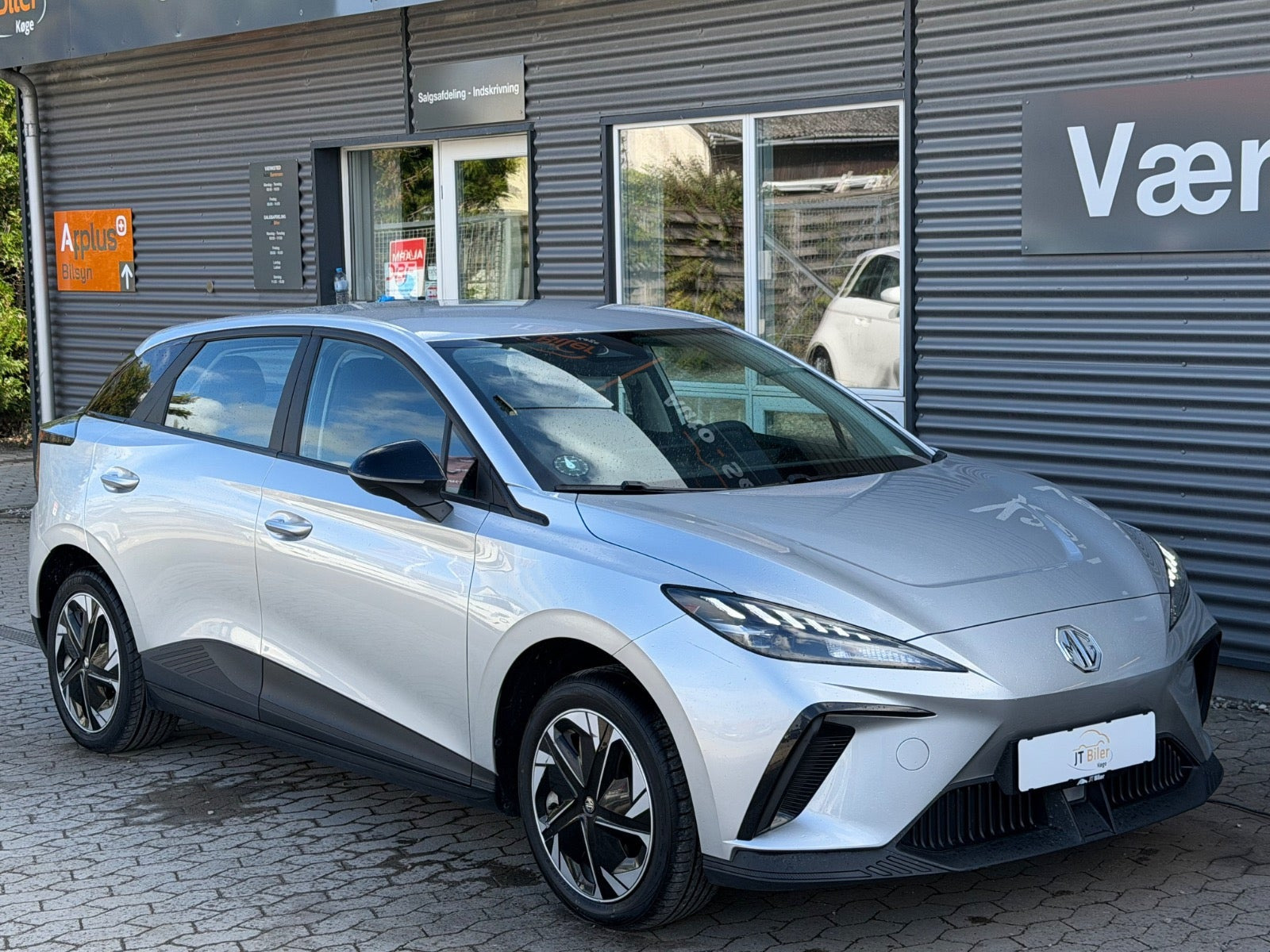 Sølv MG MG4 fra 2024 set udefra