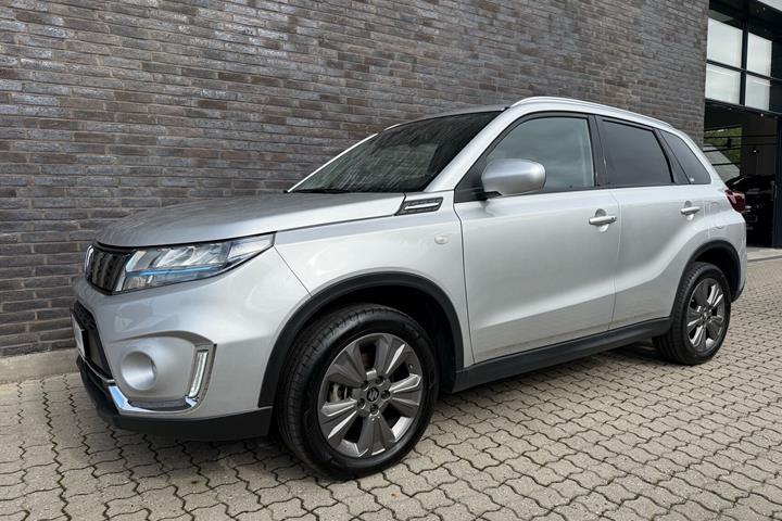 Sølv Suzuki Vitara fra 2022 set udefra