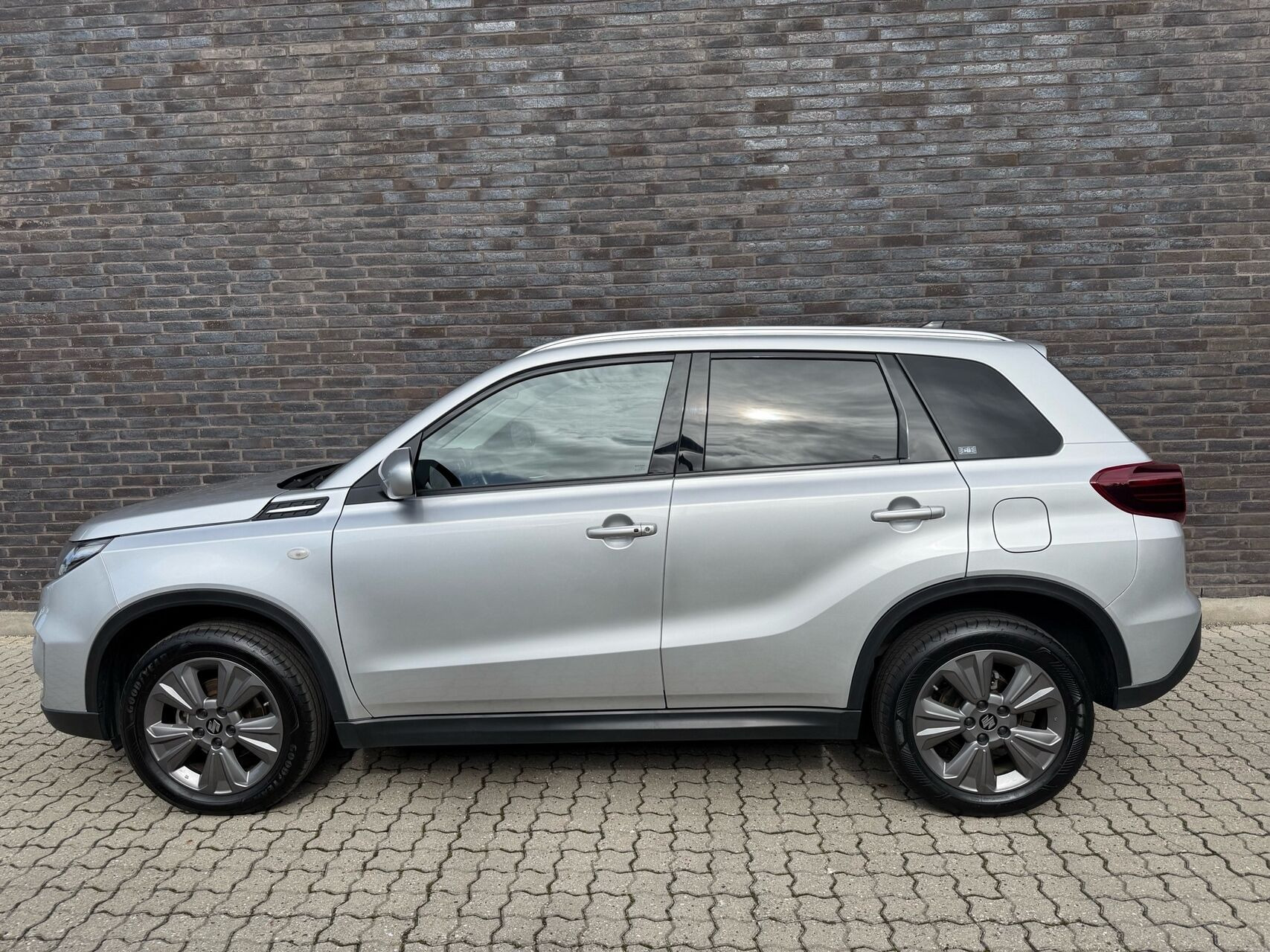 Sølv Suzuki Vitara fra 2022