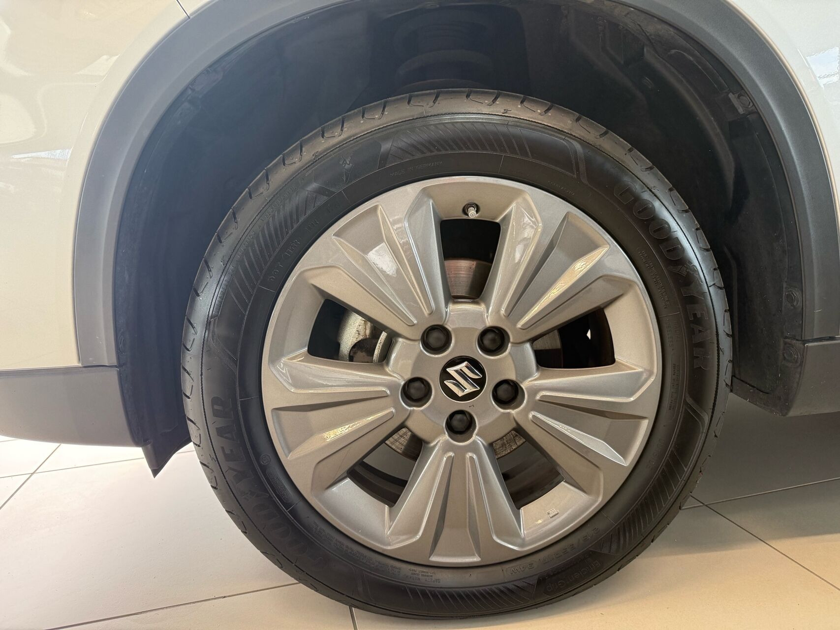 Sølv Suzuki Vitara fra 2022