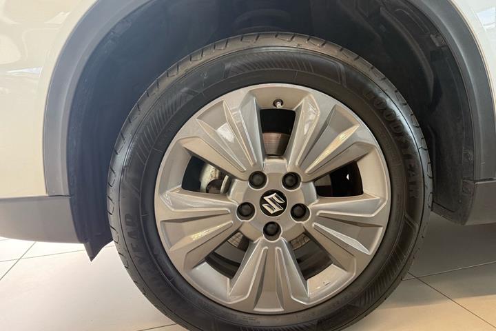 Sølv Suzuki Vitara fra 2022