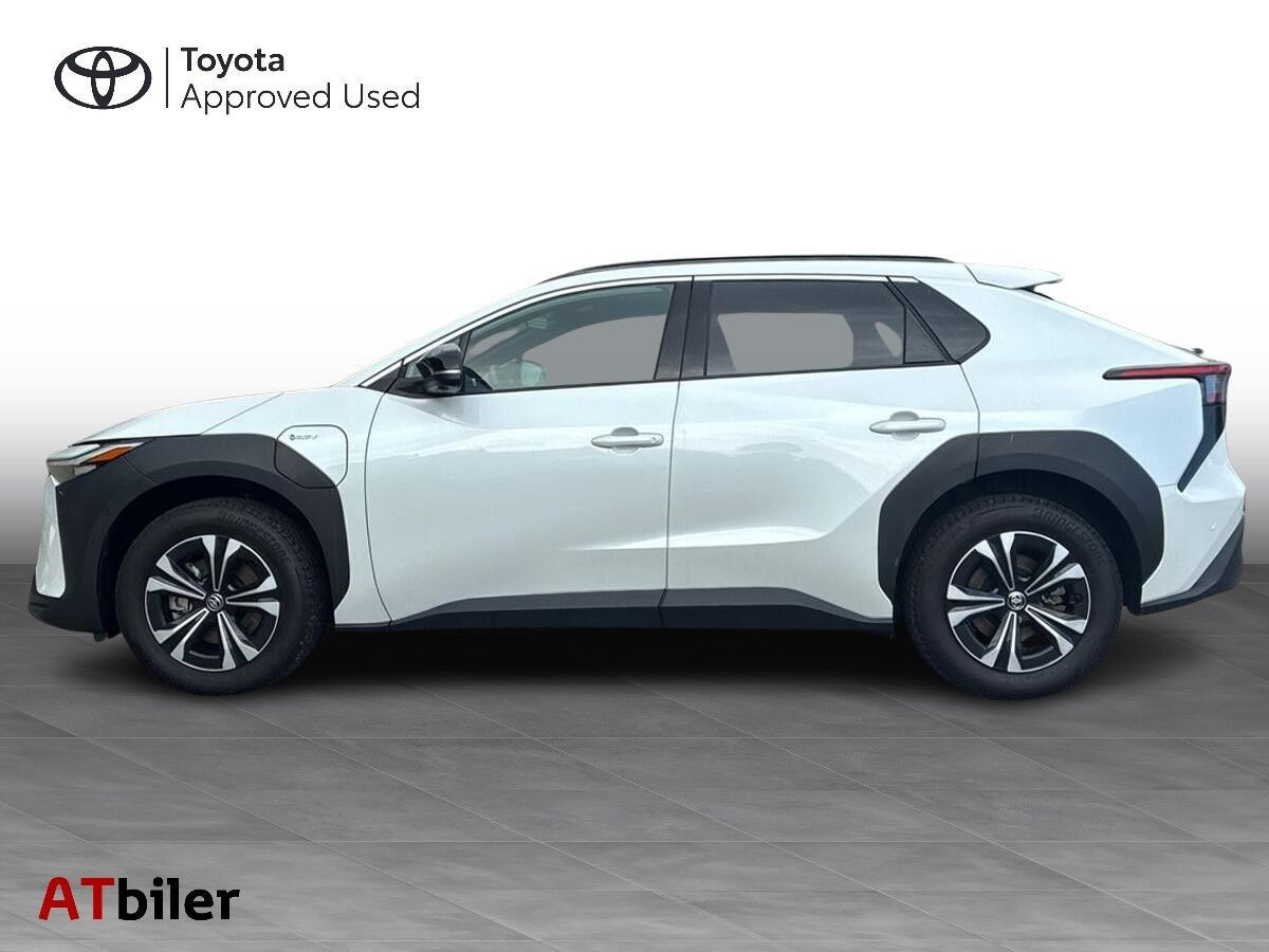 Hvid Toyota BZ4X fra 2025