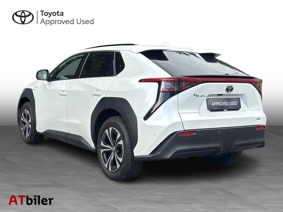 Hvid Toyota BZ4X fra 2025