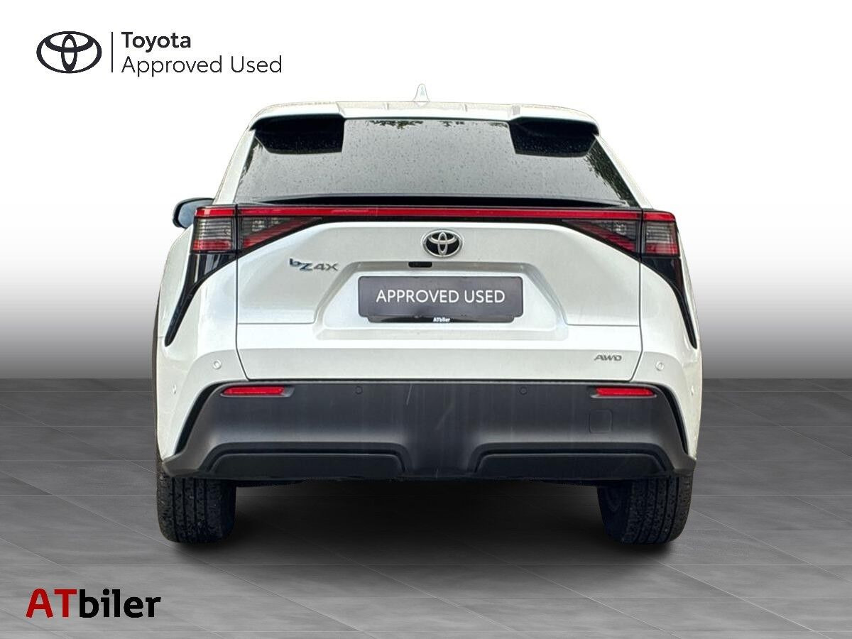 Hvid Toyota BZ4X fra 2025
