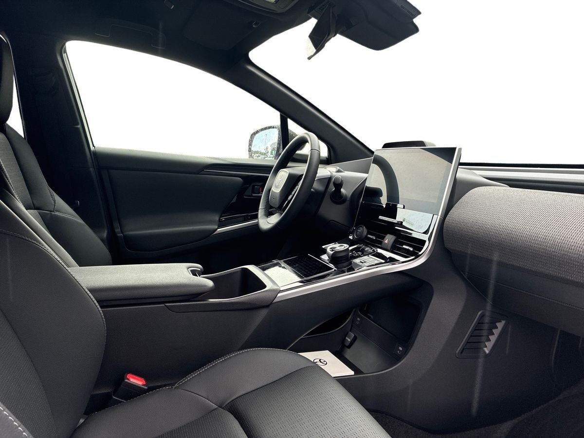 Hvid Toyota BZ4X fra 2025