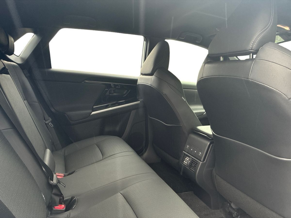 Hvid Toyota BZ4X fra 2025