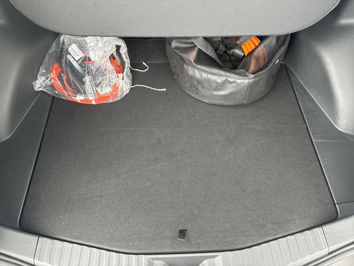 Hvid Toyota BZ4X fra 2025