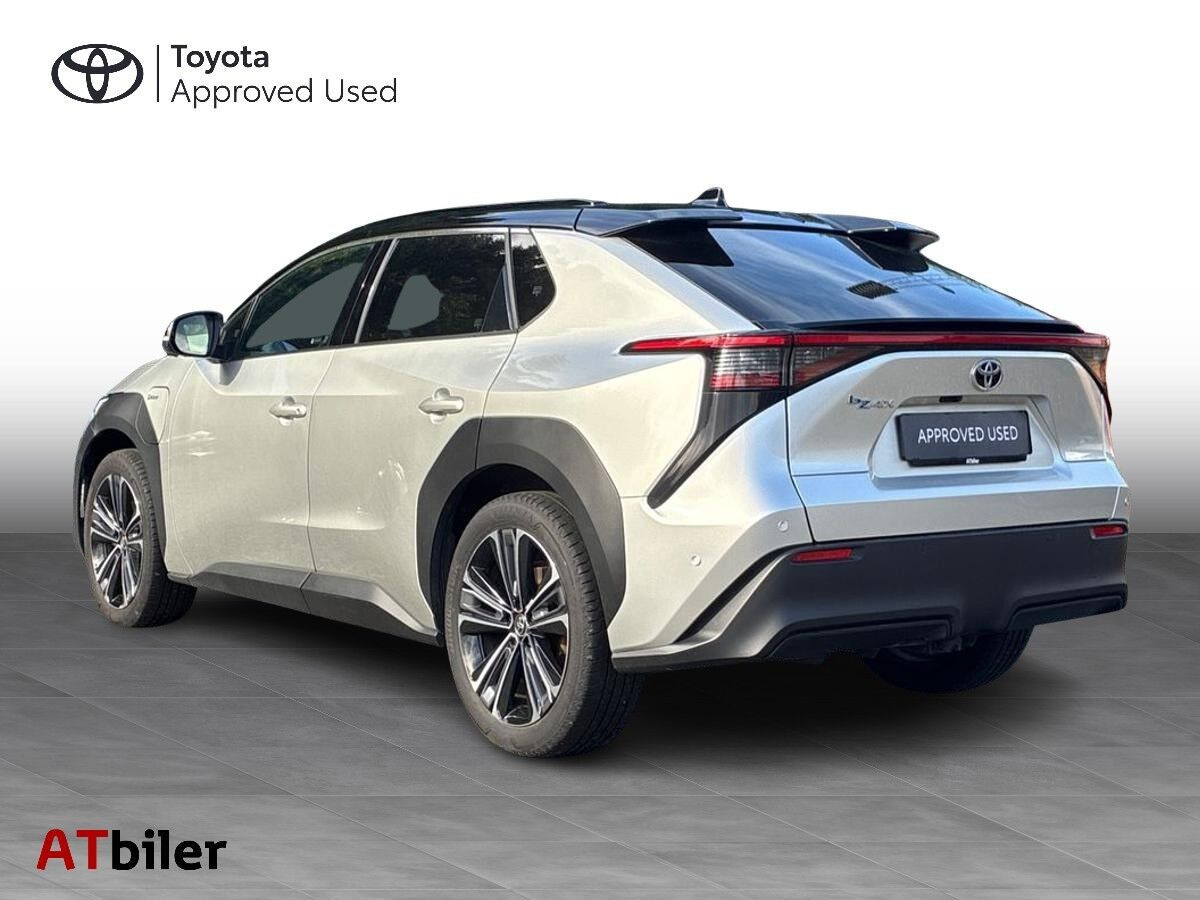 Sølv Toyota BZ4X fra 2025