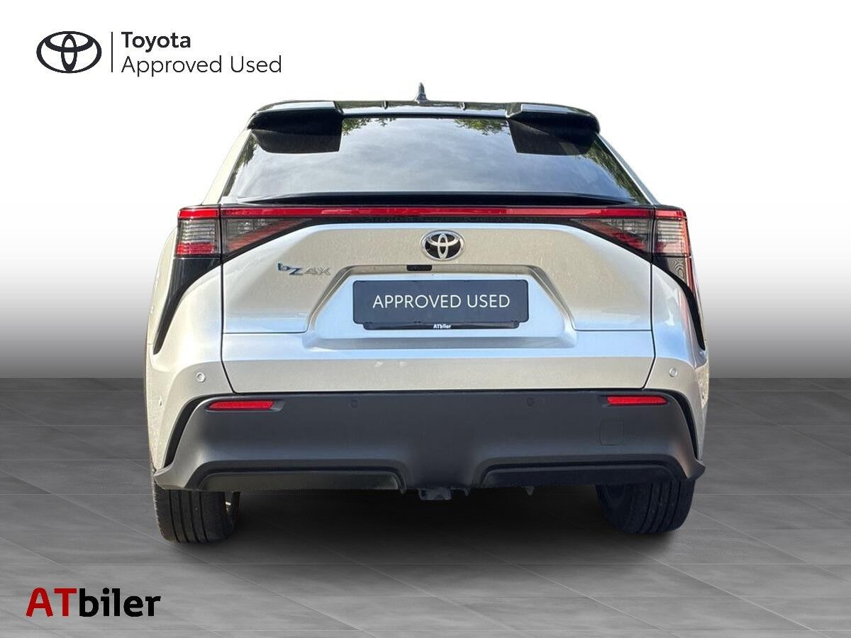 Sølv Toyota BZ4X fra 2025