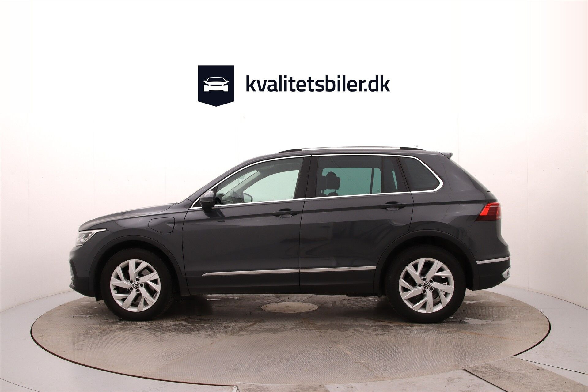Grå VW Tiguan fra 2023