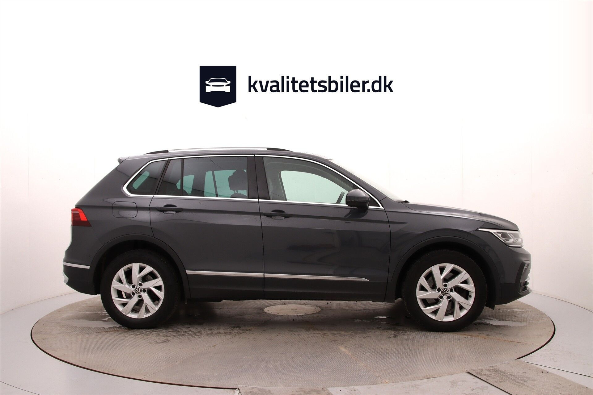 Grå VW Tiguan fra 2023