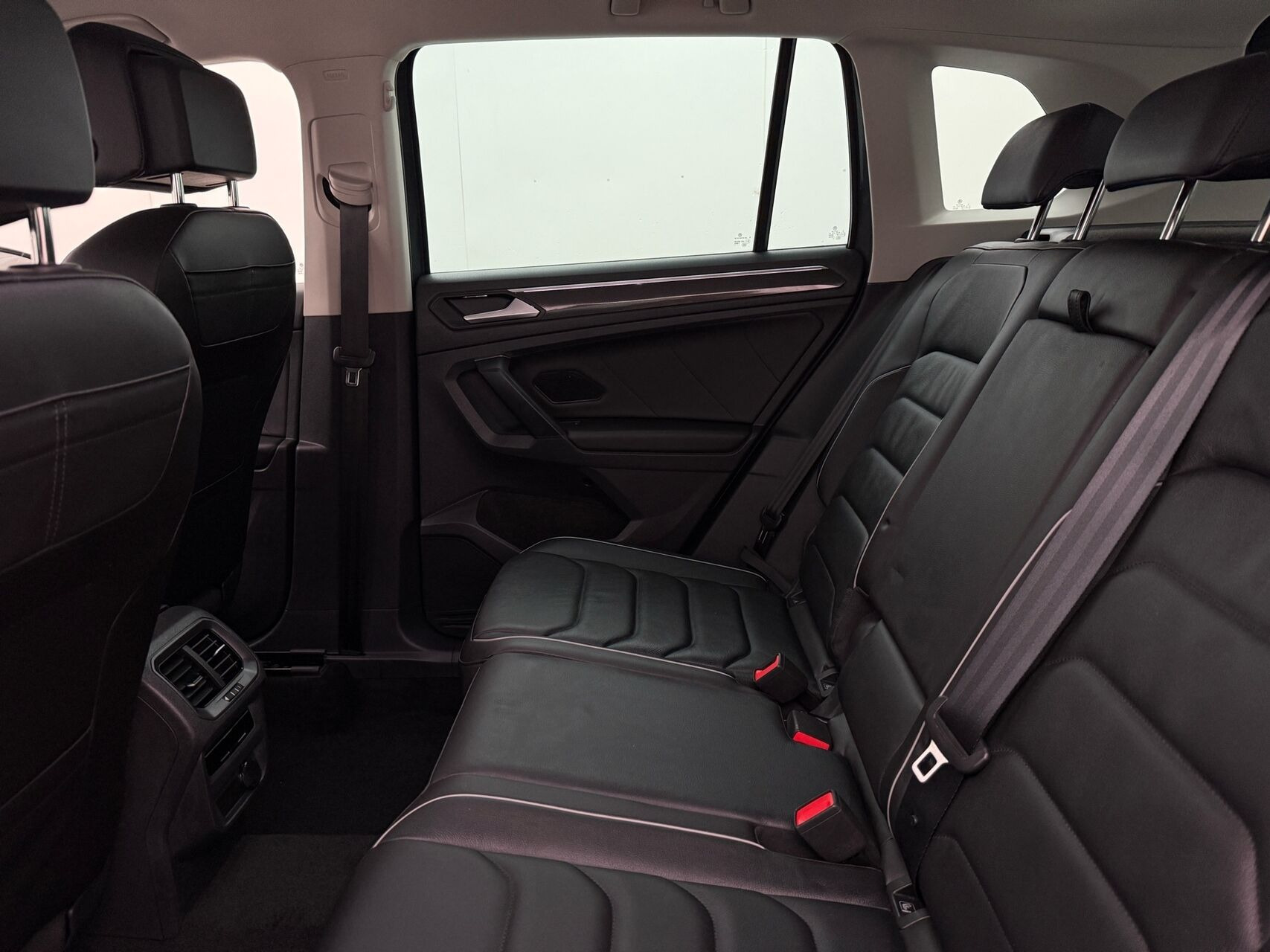 Grå VW Tiguan fra 2023
