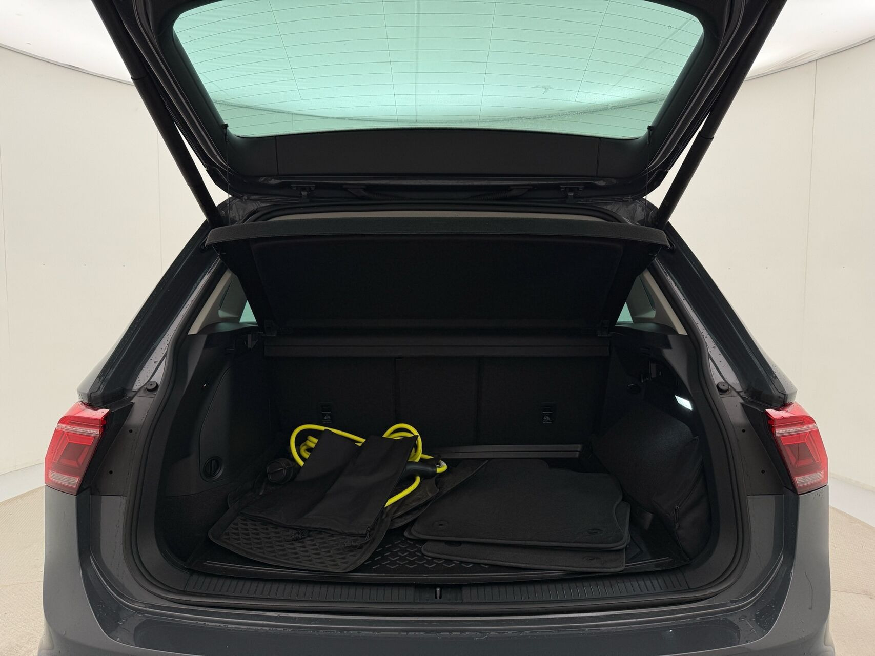Grå VW Tiguan fra 2023