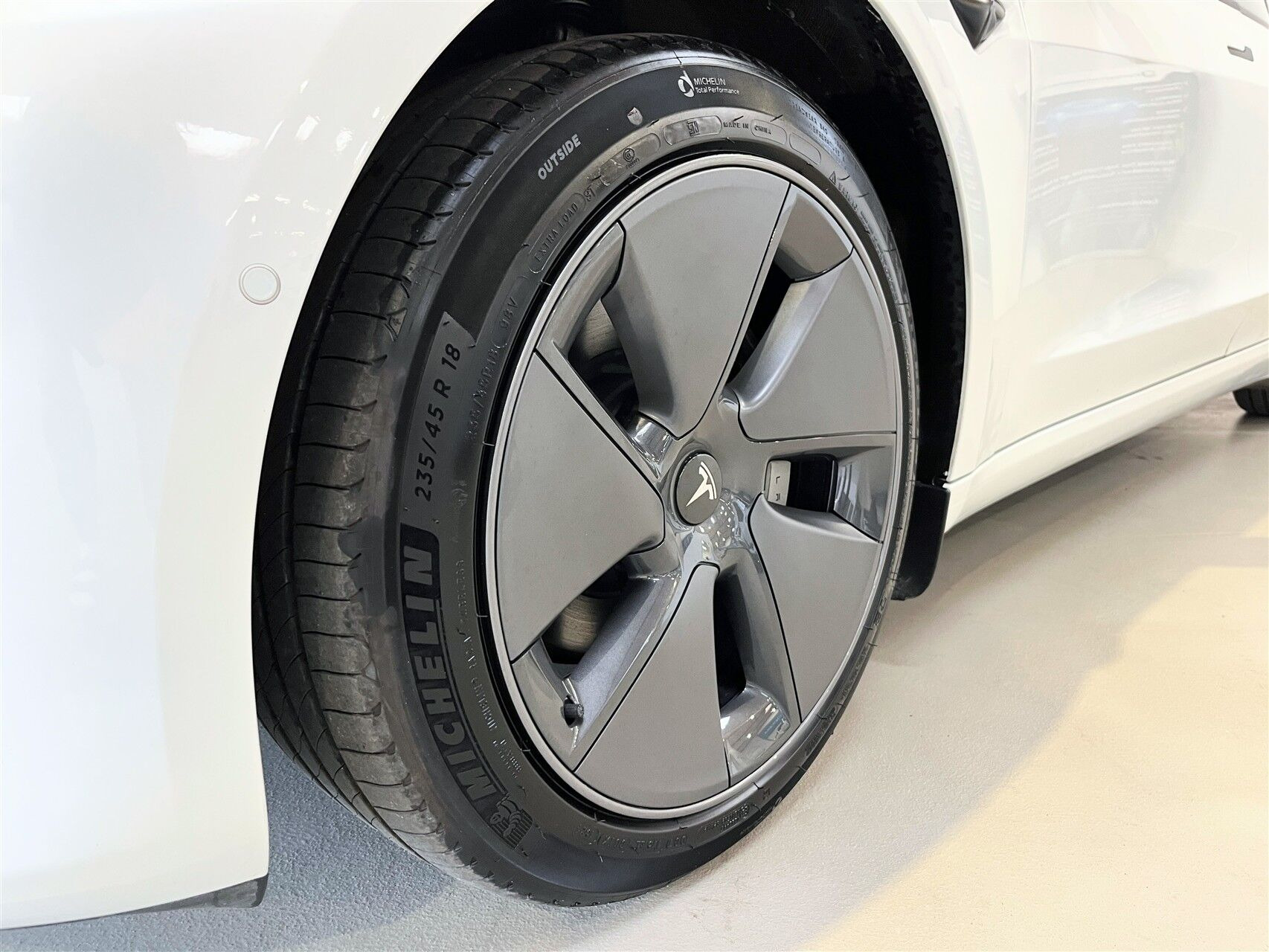 Hvid Tesla Model 3 fra 2021