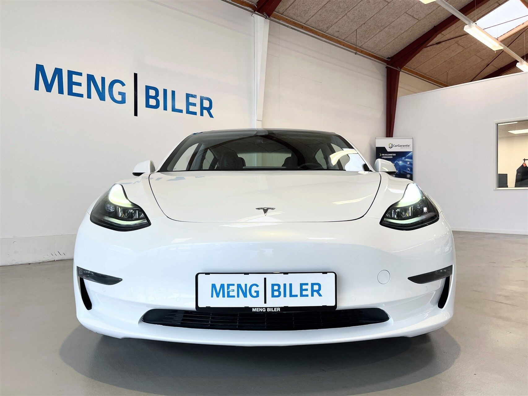 Hvid Tesla Model 3 fra 2021