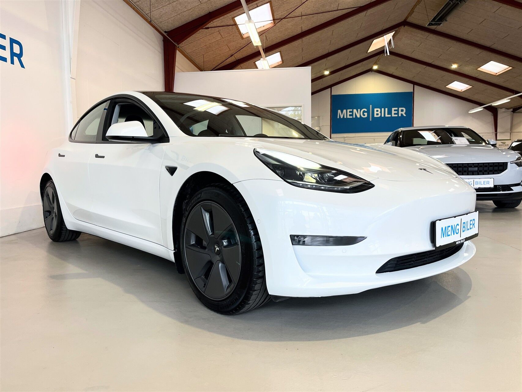 Hvid Tesla Model 3 fra 2021