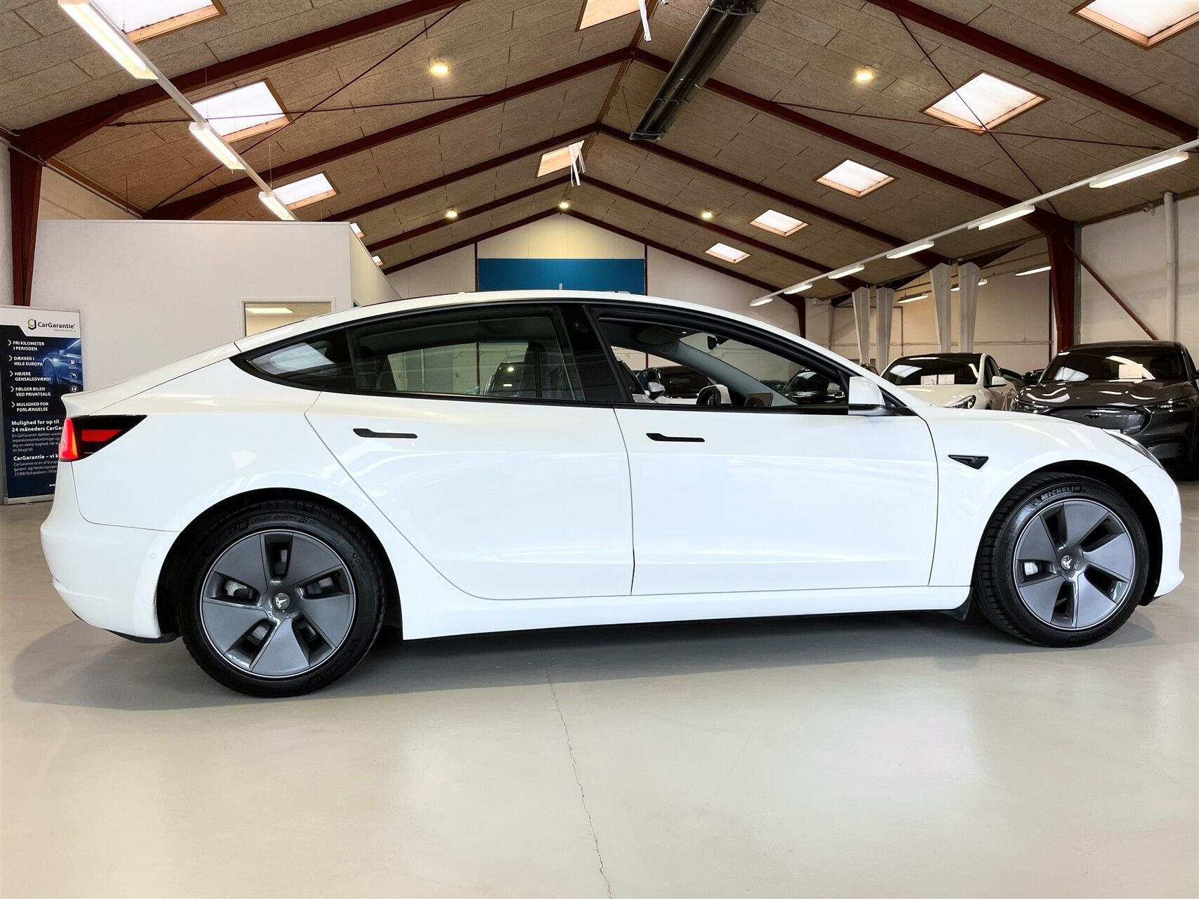 Hvid Tesla Model 3 fra 2021