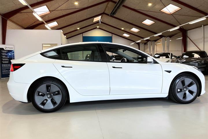 Hvid Tesla Model 3 fra 2021