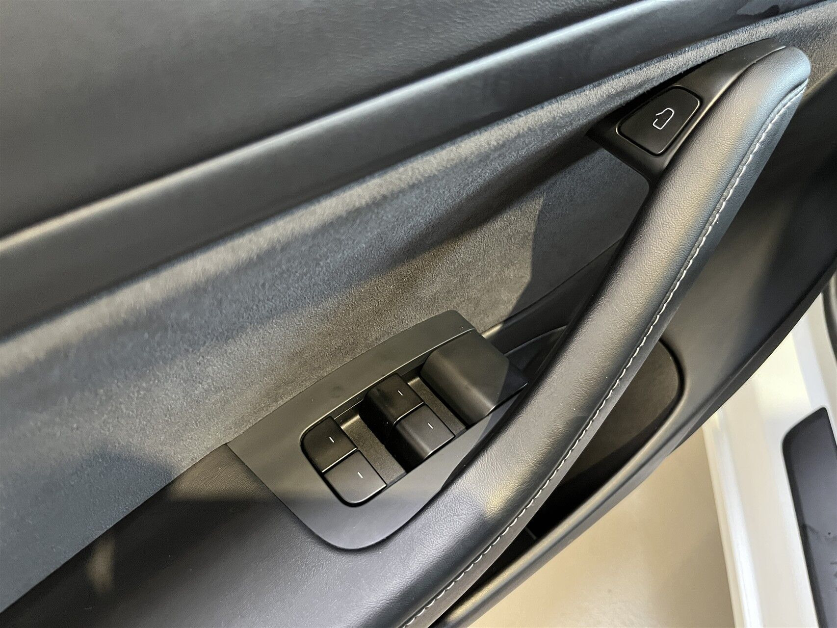 Hvid Tesla Model 3 fra 2021